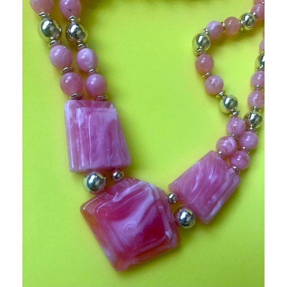 Vintage Bubble Gum Pink 1950's Marbled Plastic Bead Necklace - Picture 2 of 4